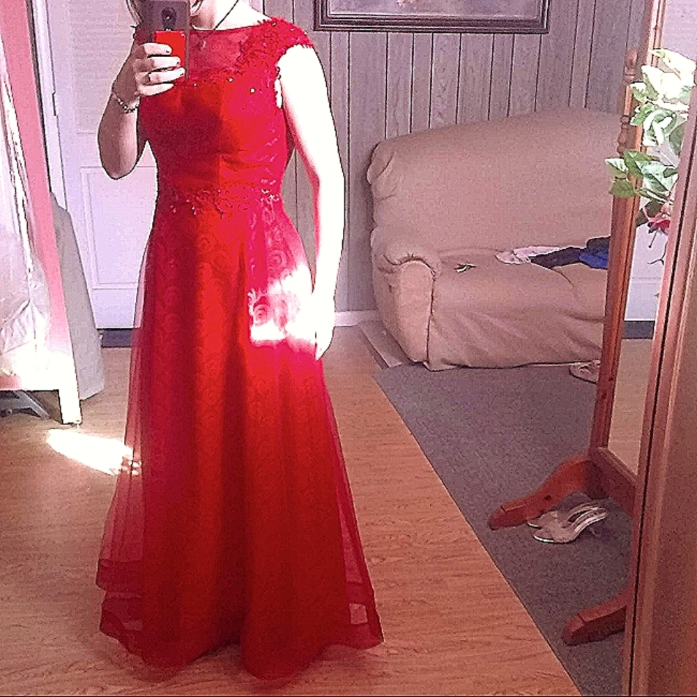 TomCarry Size 4 Red Gown